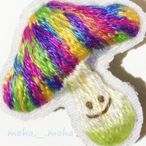カラフル虹色のキノコさん手刺繍ブローチ 3枚目の画像