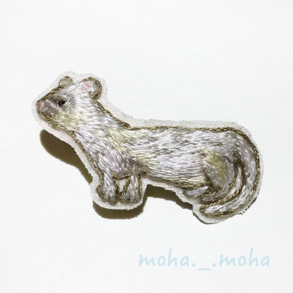 森のイタチさん手刺繍ブローチ ブローチ moha._.moha 通販｜Creema 