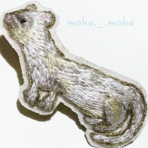 森のイタチさん手刺繍ブローチ ブローチ moha._.moha 通販｜Creema 