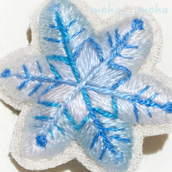 雪の結晶 手刺繍ブローチ 3枚目の画像