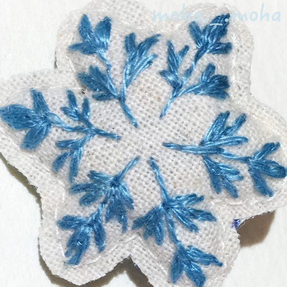 雪の結晶 手刺繍ブローチ 3枚目の画像