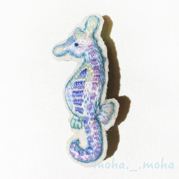 Mikochi像訂貨波光粼粼的水面顏色海馬的手工刺繡胸針 第1張的照片
