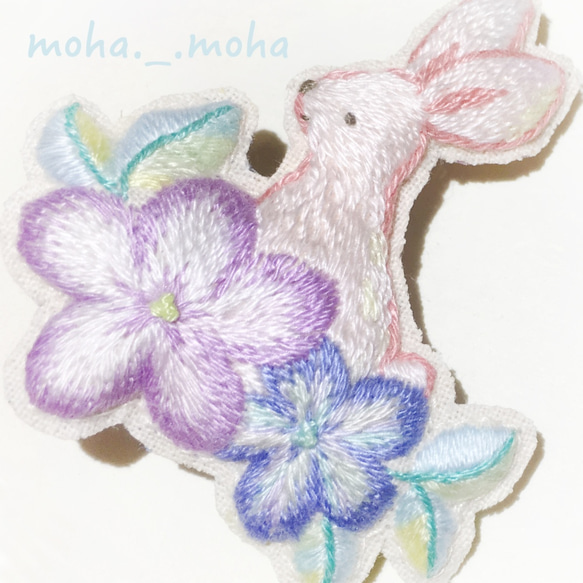 お花畑のウサギさん手刺繍ブローチ 3枚目の画像