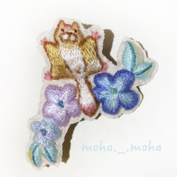 お花畑のモモンガさん手刺繍ブローチ 1枚目の画像