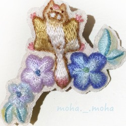 お花畑のモモンガさん手刺繍ブローチ 3枚目の画像