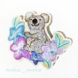 お花畑のコアラさん手刺繍ブローチ 2枚目の画像