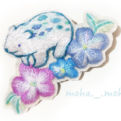 お花畑のシロクマさん手刺繍ブローチ 1枚目の画像