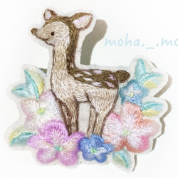 お花畑の子鹿さん手刺繍ブローチ 1枚目の画像