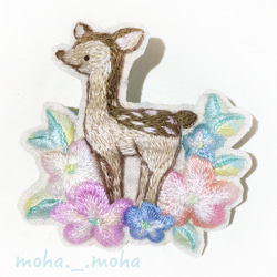 お花畑の子鹿さん手刺繍ブローチ 2枚目の画像