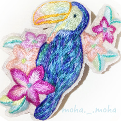 お花畑のオオハシさん手刺繍ブローチ 3枚目の画像