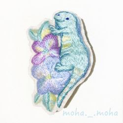 お花畑のイグアナさん手刺繍ブローチ 2枚目の画像
