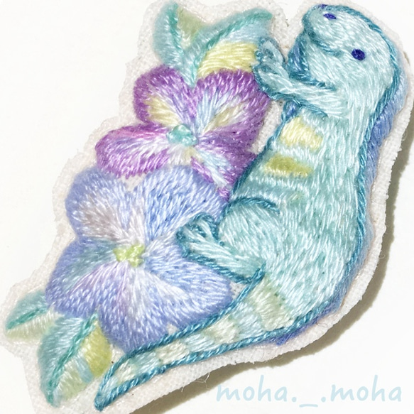 お花畑のイグアナさん手刺繍ブローチ 4枚目の画像