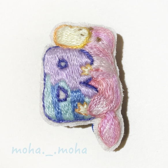 Bによじのぼるカモノハシさん手刺繍ブローチ 2枚目の画像