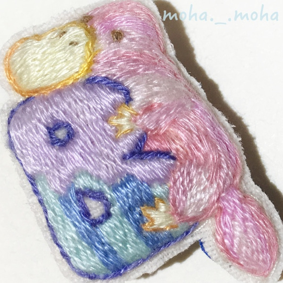 Bによじのぼるカモノハシさん手刺繍ブローチ 4枚目の画像