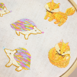 カラフルハリネズミさん手刺繍ブローチ 4枚目の画像