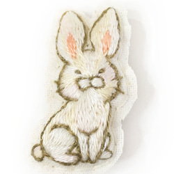 おすわりウサギさん手刺繍ブローチ 2枚目の画像