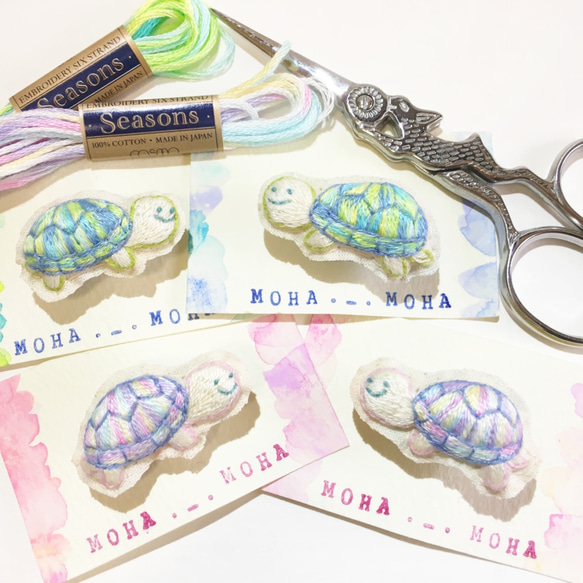 受注生産]ほのぼのカメさん手刺繍ブローチ 胸針・別針 moha._