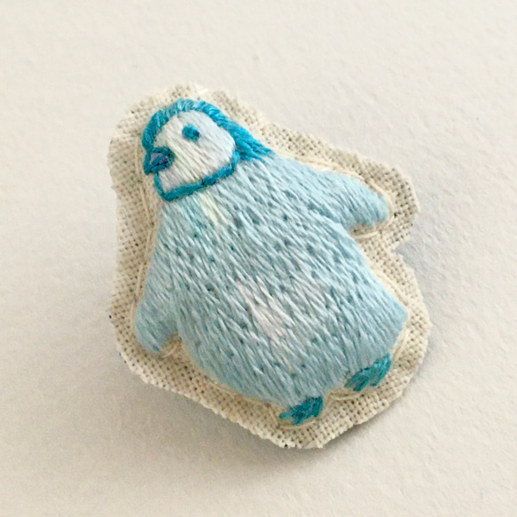 コウテイペンギンのヒナ手刺繍ブローチ 2枚目の画像