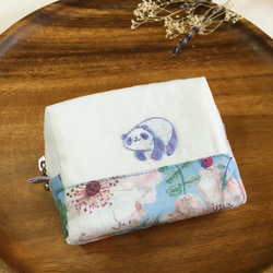 パンダ刺繍のボックスポーチ 1枚目の画像