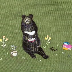 本読みクマさん刺繍ポーチ 2枚目の画像