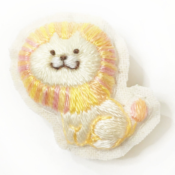 小さなライオン手刺繍ブローチ 2枚目の画像