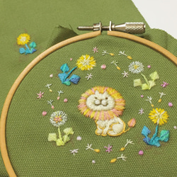 小さなライオン手刺繍ブローチ 4枚目の画像