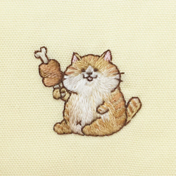 お肉をかかげるネコちゃん刺繍のパスケース 2枚目の画像