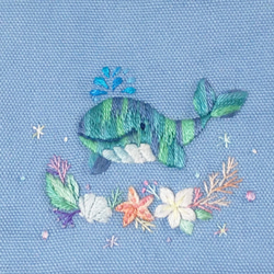 クジラの海中散歩ミニ刺繍ポーチ 2枚目の画像