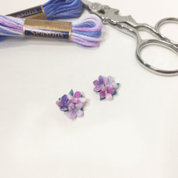 小さな紫陽花みっつ 立体刺繍ピアス/イヤリング(紅紫色) 1枚目の画像