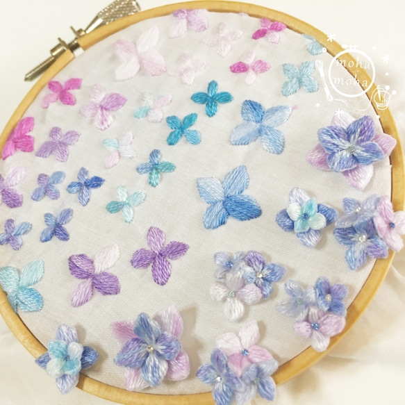 小さな紫陽花みっつ 立体刺繍ピアス/イヤリング(空色) 6枚目の画像
