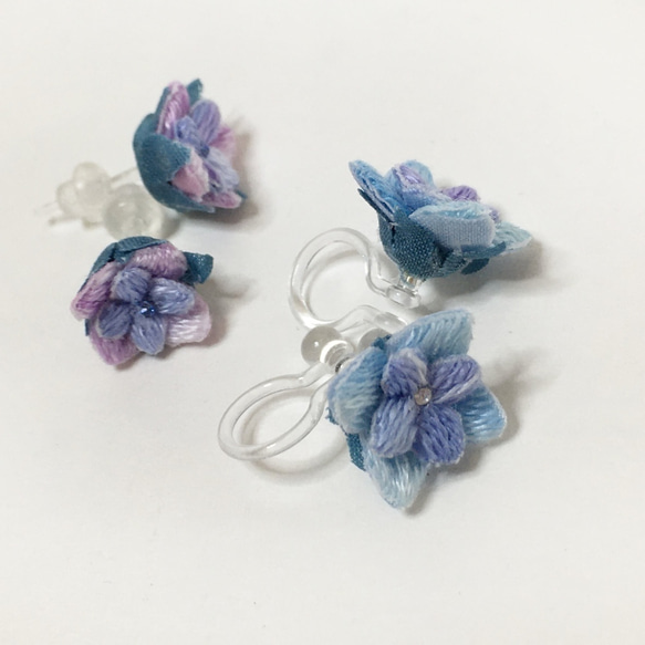 小さな紫陽花みっつ 立体刺繍ピアス/イヤリング(空色) 8枚目の画像