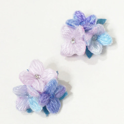 小さな紫陽花みっつ 立体刺繍ピアス/イヤリング(雨色) 2枚目の画像