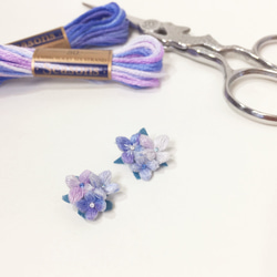 小さな紫陽花みっつ 立体刺繍ピアス/イヤリング(薄紫) 1枚目の画像