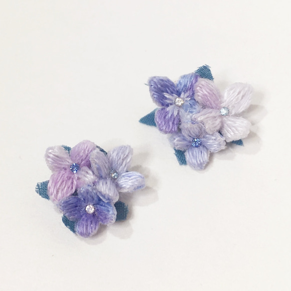 小さな紫陽花みっつ 立体刺繍ピアス/イヤリング(薄紫) 2枚目の画像