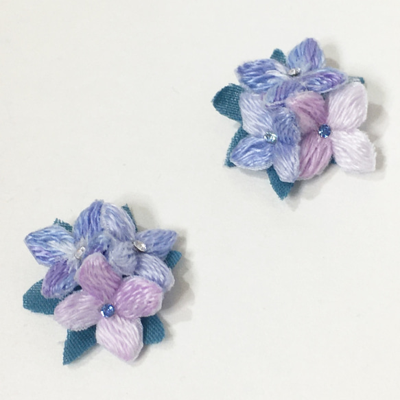 小さな紫陽花みっつ 立体刺繍ピアス/イヤリング(薄紫) 2枚目の画像
