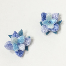 小さな紫陽花 立体刺繍ピアス/イヤリング(雨色) 2枚目の画像