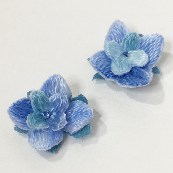 小さな紫陽花 立体刺繍ピアス/イヤリング(み空色) 2枚目の画像