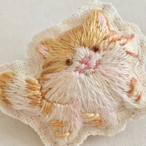 ミヌエット風ネコちゃん手刺繍ブローチ 2枚目の画像