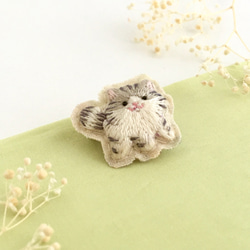 ミヌエット風ネコちゃん手刺繍ブローチ(グレー) 6枚目の画像
