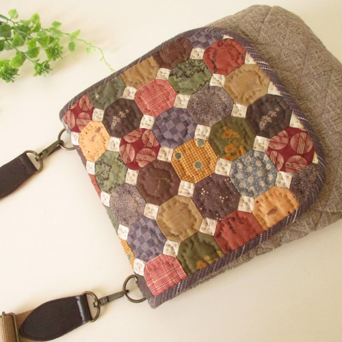 レトロパッチワークトートバッグ4点 ショルダー紐、ポーチ、ペットボトルカバー付き レトロパッチワークトートバッグ4点 ショルダー紐、ポーチ