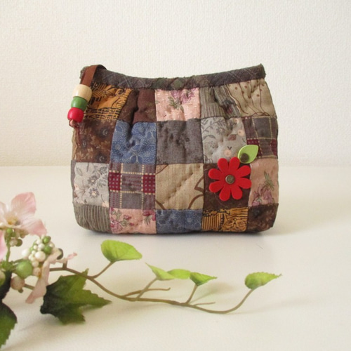 四角つなぎのパッチワークキルトポーチ 濃系 ポシェット ハートフル