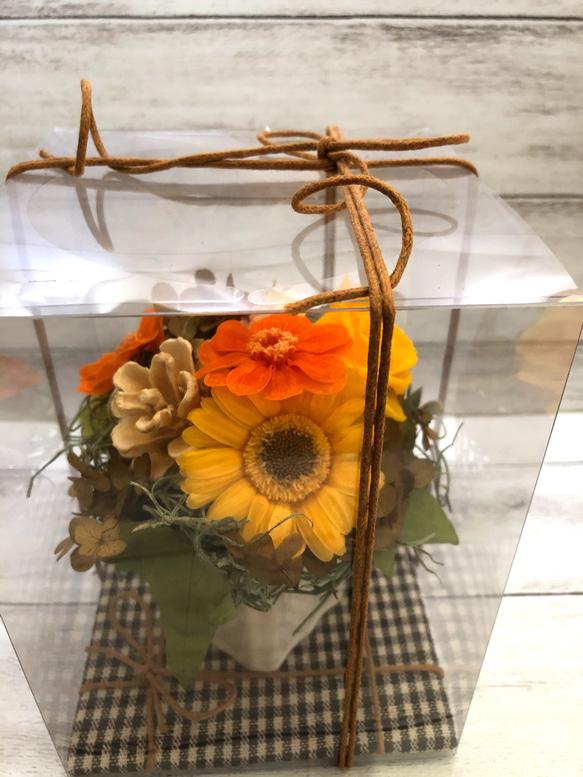 ガーベラとジニアのオレンジアレンジメント　プリザーブドフラワー=送別の贈り物に=母の日のプレゼントに 5枚目の画像