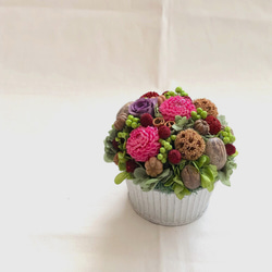 ストライプブリキカップに、花と木の実のプリザーブドフラワーアレンジメント=送別や母の日の贈り物に 2枚目の画像