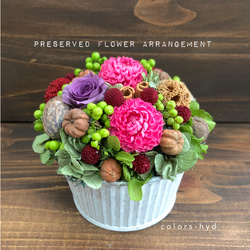 ストライプブリキカップに、花と木の実のプリザーブドフラワーアレンジメント=送別や母の日の贈り物に 5枚目の画像