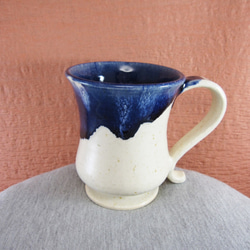 陶器マグカップ・グラマラス（白＋青） 1枚目の画像