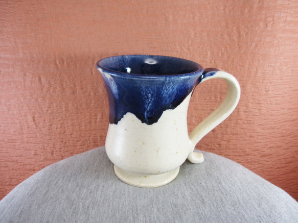 陶器マグカップ・グラマラス（白＋青） 1枚目の画像