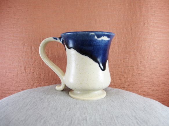 陶器マグカップ・グラマラス（白＋青） 2枚目の画像