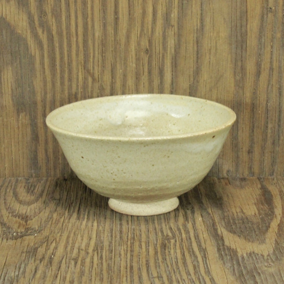 陶器ご飯茶碗（大）藁白釉変色【201005】 1枚目の画像