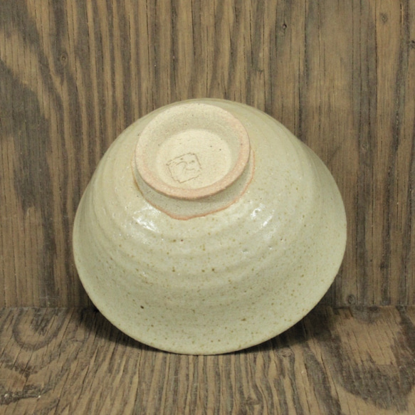 陶器ご飯茶碗（大）藁白釉変色【201005】 4枚目の画像