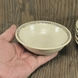 陶器 リム付き小鉢　藁白釉【210107】 1枚目の画像